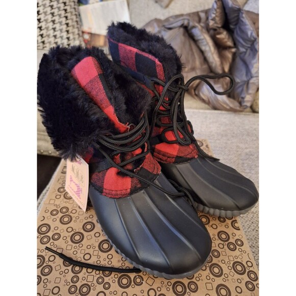 NWT Women's Avanti‎ Snow Boots Size 7  Faux Fur Lined Black & Red Check Upper - Picture 1 of 7